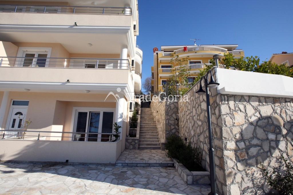 Holiday apartments in Topla-3 complex in Herceg Novi