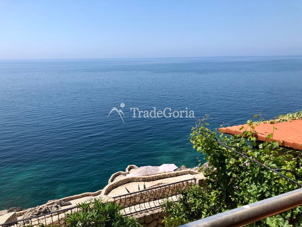 Апартаменты с двумя спальнями на первой линии моря в Добрых Водах