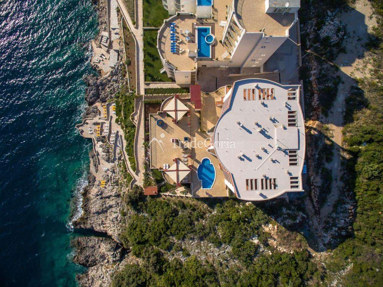 Апартаменты с двумя спальнями на первой линии моря в Добрых Водах