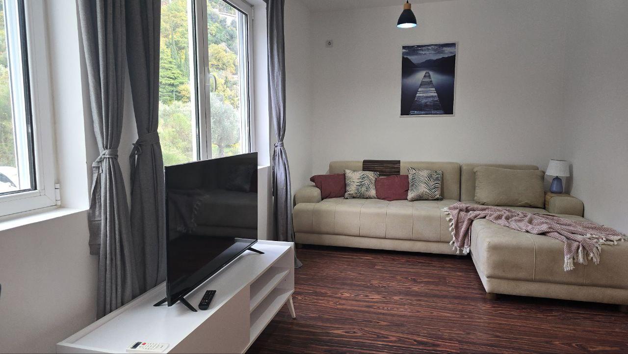 Wohnung zum Verkauf in einer Anlage mit Pool in Petrovac, Budva.