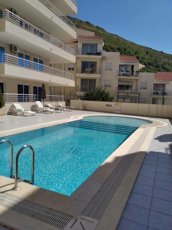 Wohnung zum Verkauf in einer Anlage mit Pool in Petrovac, Budva.
