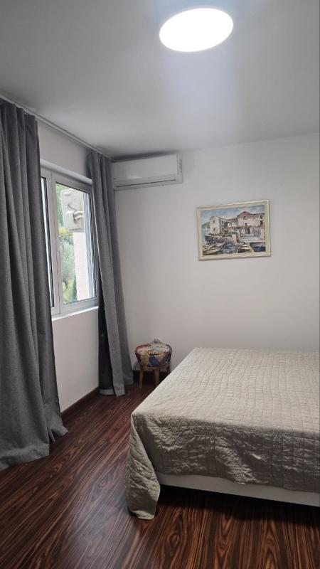 Wohnung zum Verkauf in einer Anlage mit Pool in Petrovac, Budva.