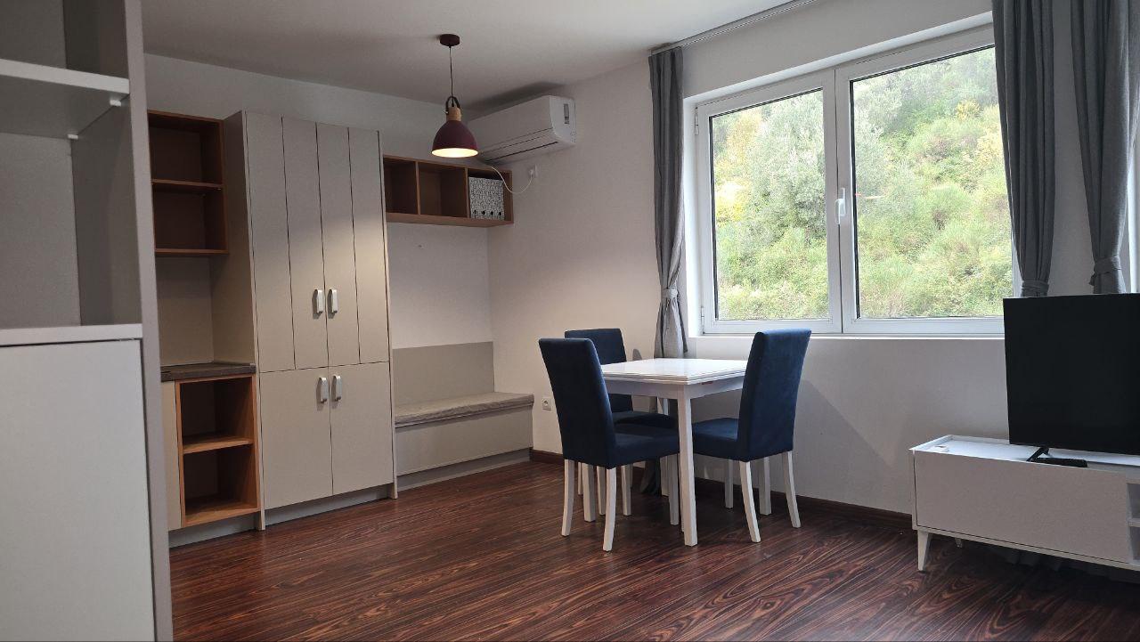 Wohnung zum Verkauf in einer Anlage mit Pool in Petrovac, Budva.