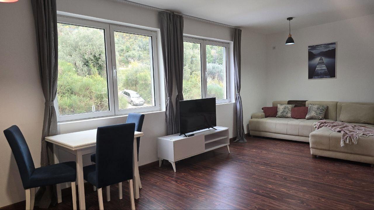 Wohnung zum Verkauf in einer Anlage mit Pool in Petrovac, Budva.