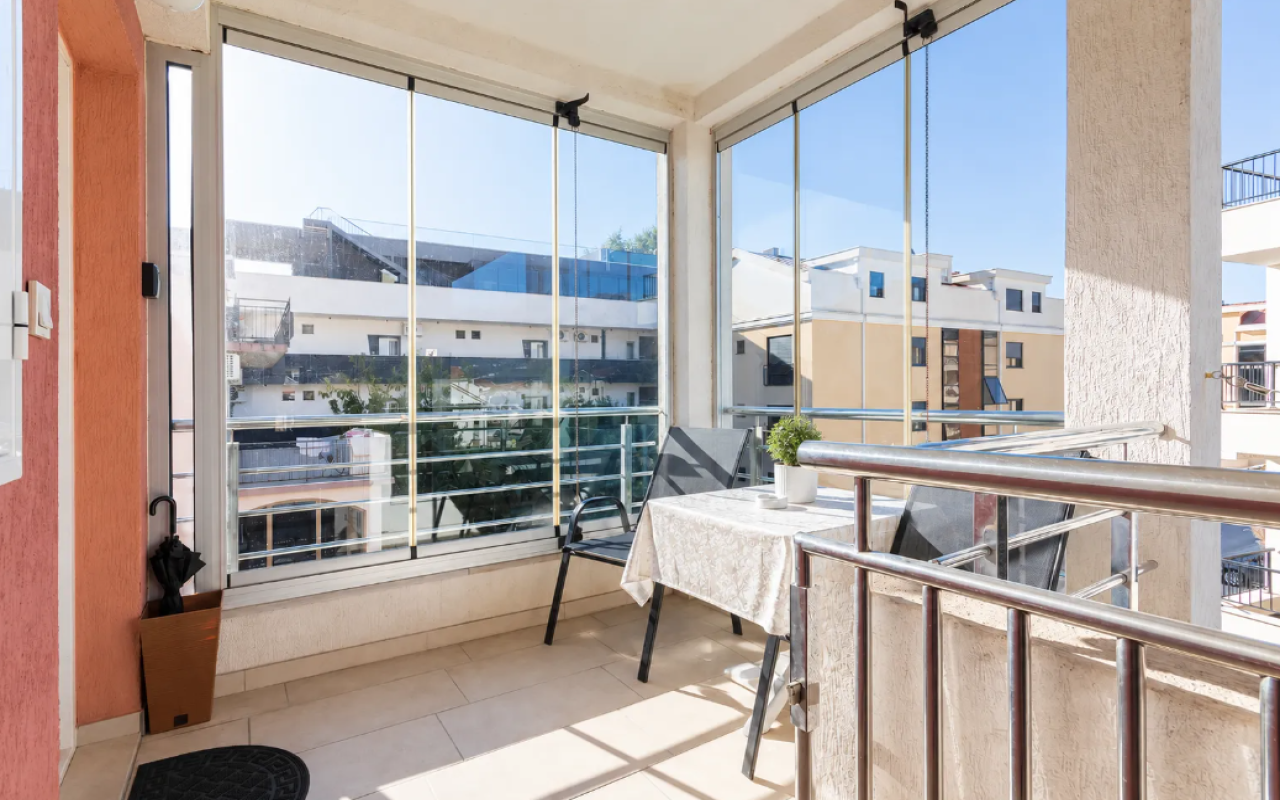 Bright 2-Bed Apartment 80m from Sea, Donja Lastva