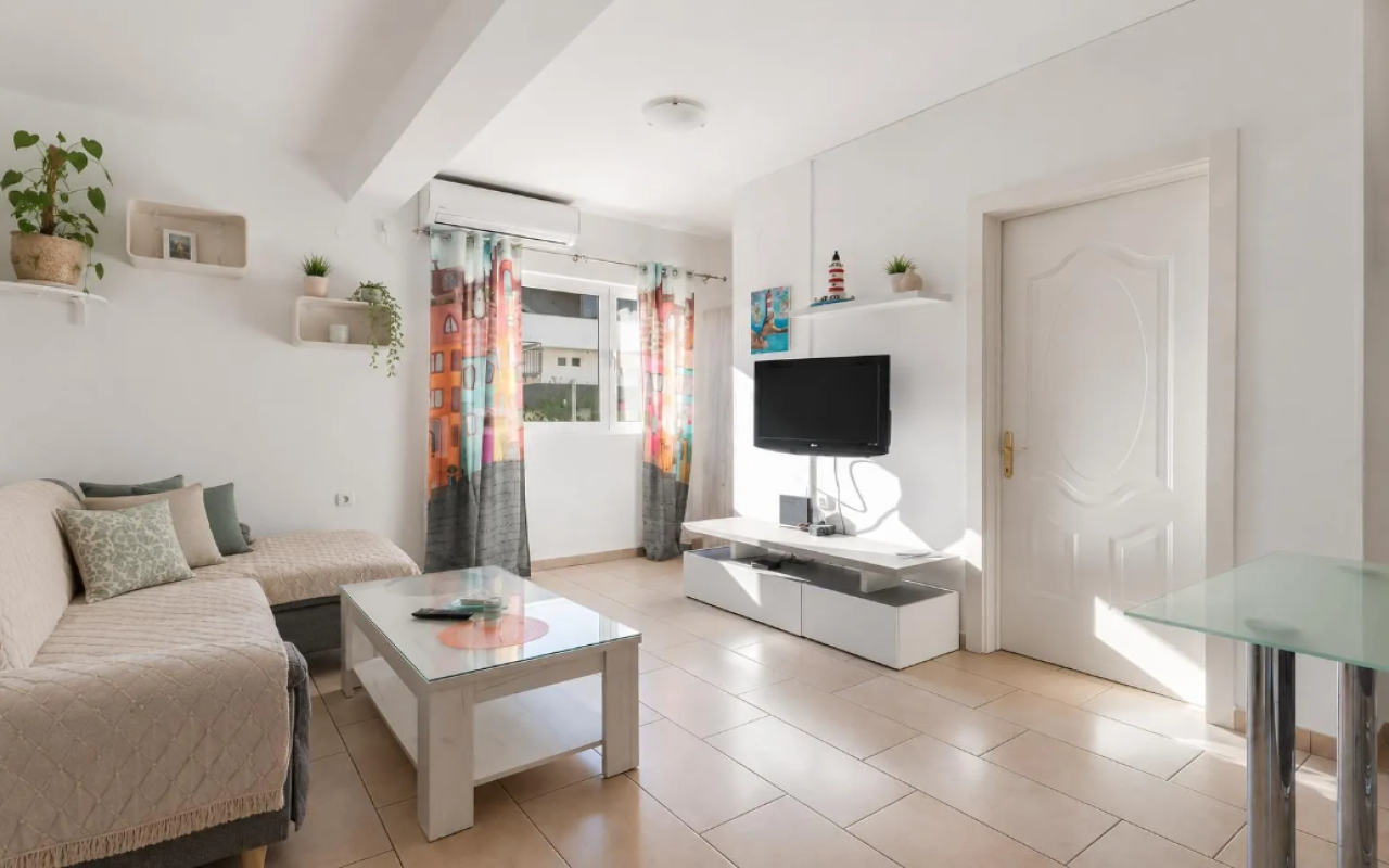 Bright 2-Bed Apartment 80m from Sea, Donja Lastva