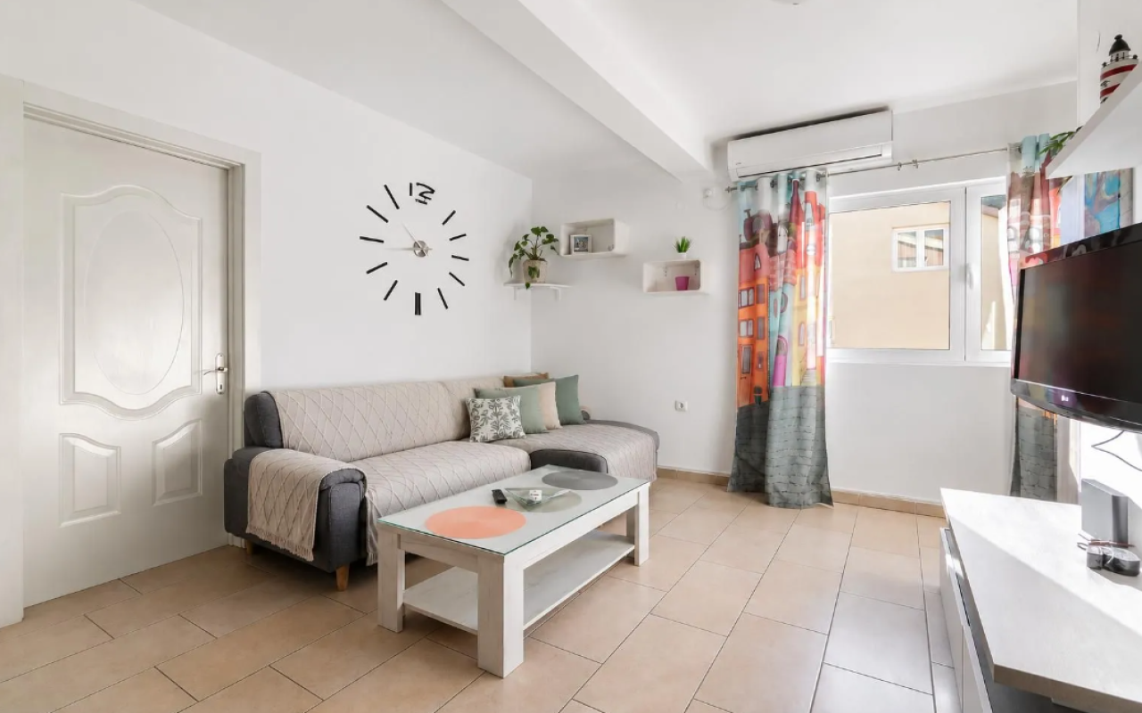 Bright 2-Bed Apartment 80m from Sea, Donja Lastva