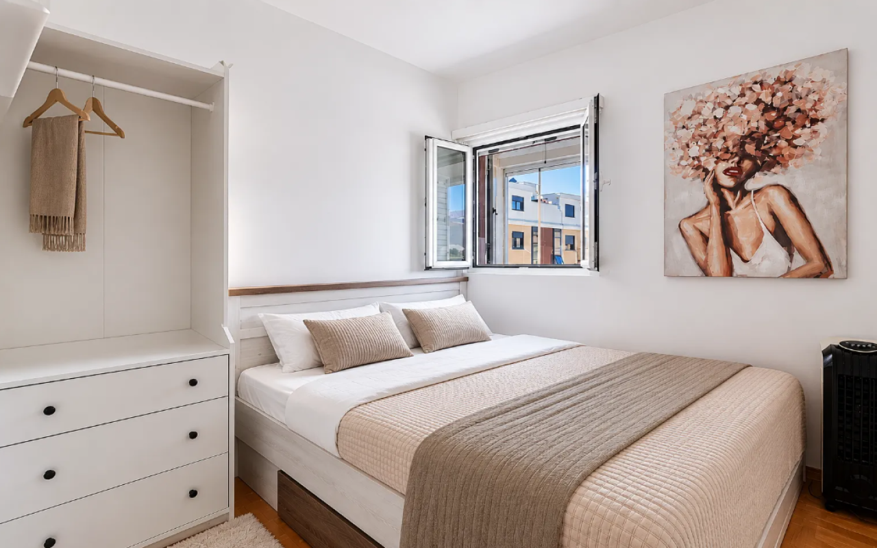 Bright 2-Bed Apartment 80m from Sea, Donja Lastva
