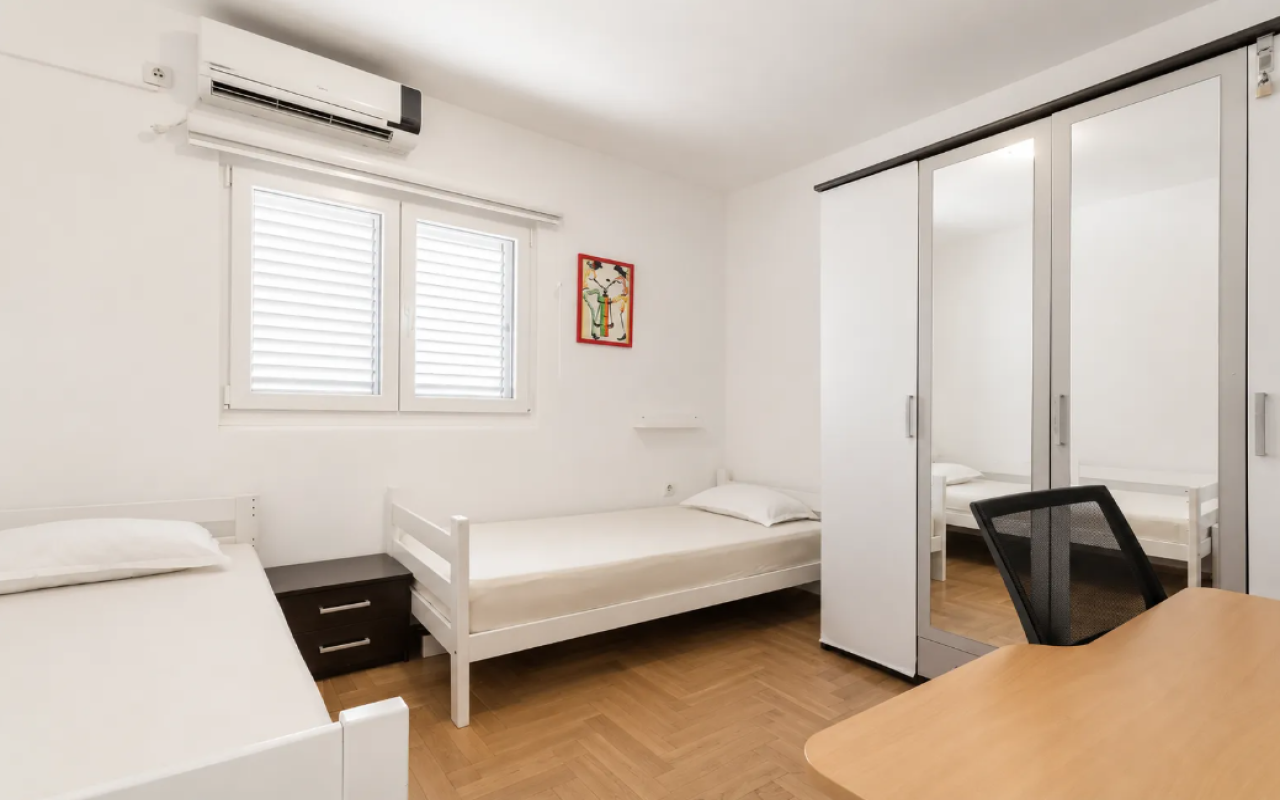 Bright 2-Bed Apartment 80m from Sea, Donja Lastva