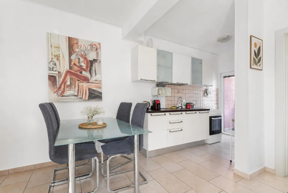 Bright 2-Bed Apartment 80m from Sea, Donja Lastva