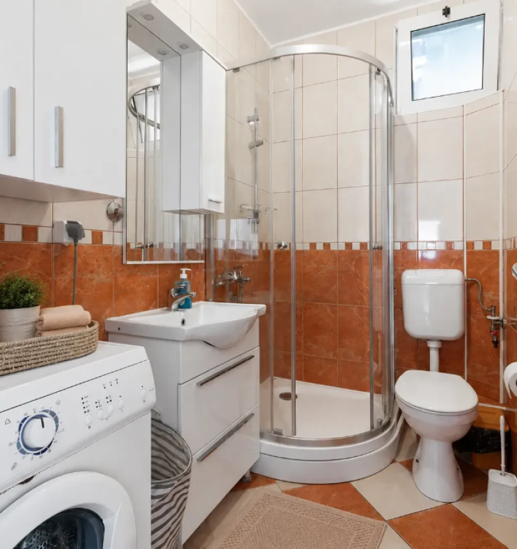 Bright 2-Bed Apartment 80m from Sea, Donja Lastva