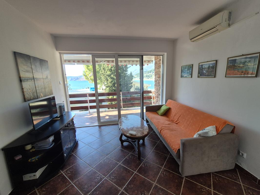Apartment for sale on the first line of the sea in Sutomore (Bar)