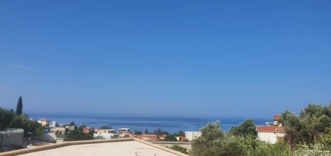 Apartment for sale with sea view in Sutomore.
