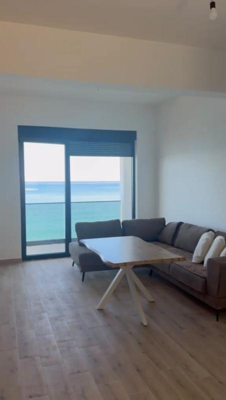 74 m² Erstlinien-Apartment am Meer in Sutomore
