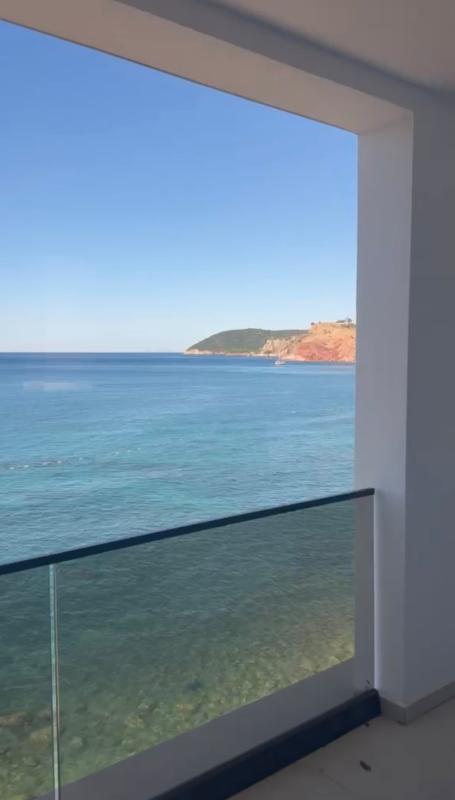 74 m² Erstlinien-Apartment am Meer in Sutomore