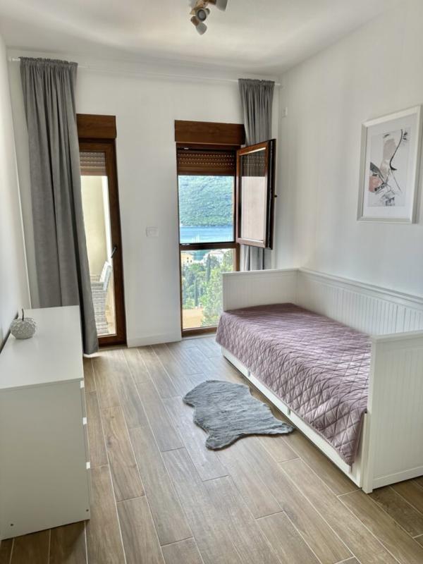 Apartment with sea view for sale in Đenovići.