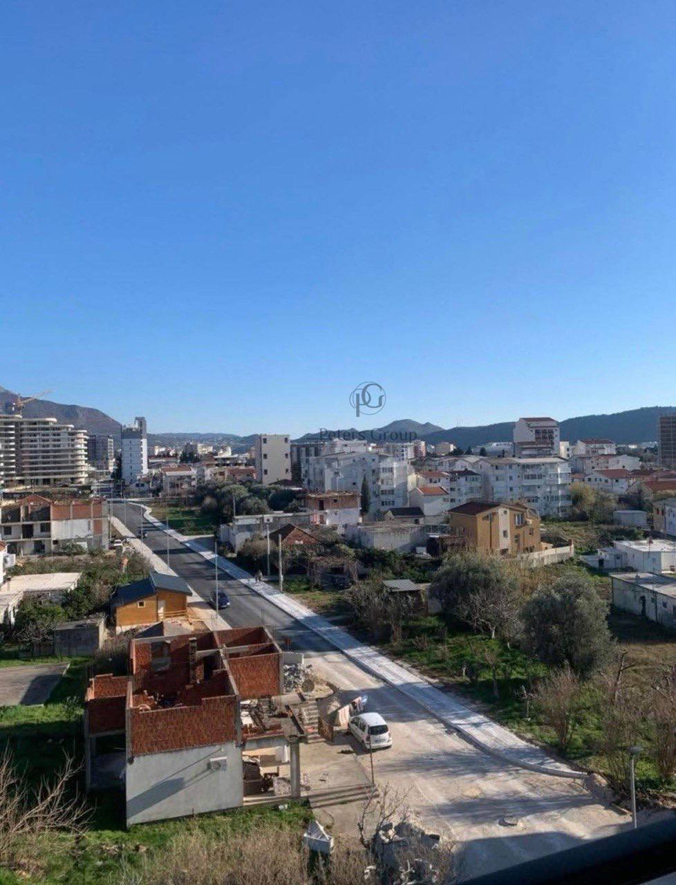 Stan sa dve spavaće sobe na prodaju u novoj zgradi blizu mora u Baru