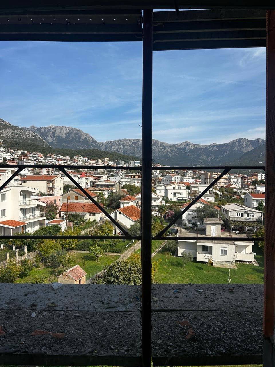 Stan sa dve spavaće sobe na prodaju u novoj zgradi blizu mora u Baru