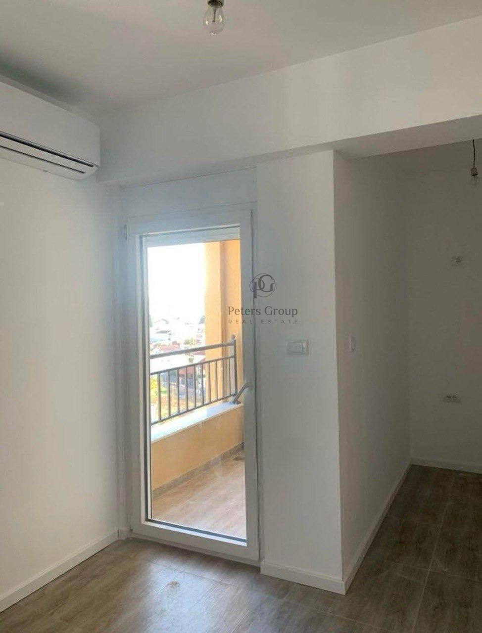 Stan sa dve spavaće sobe na prodaju u novoj zgradi blizu mora u Baru