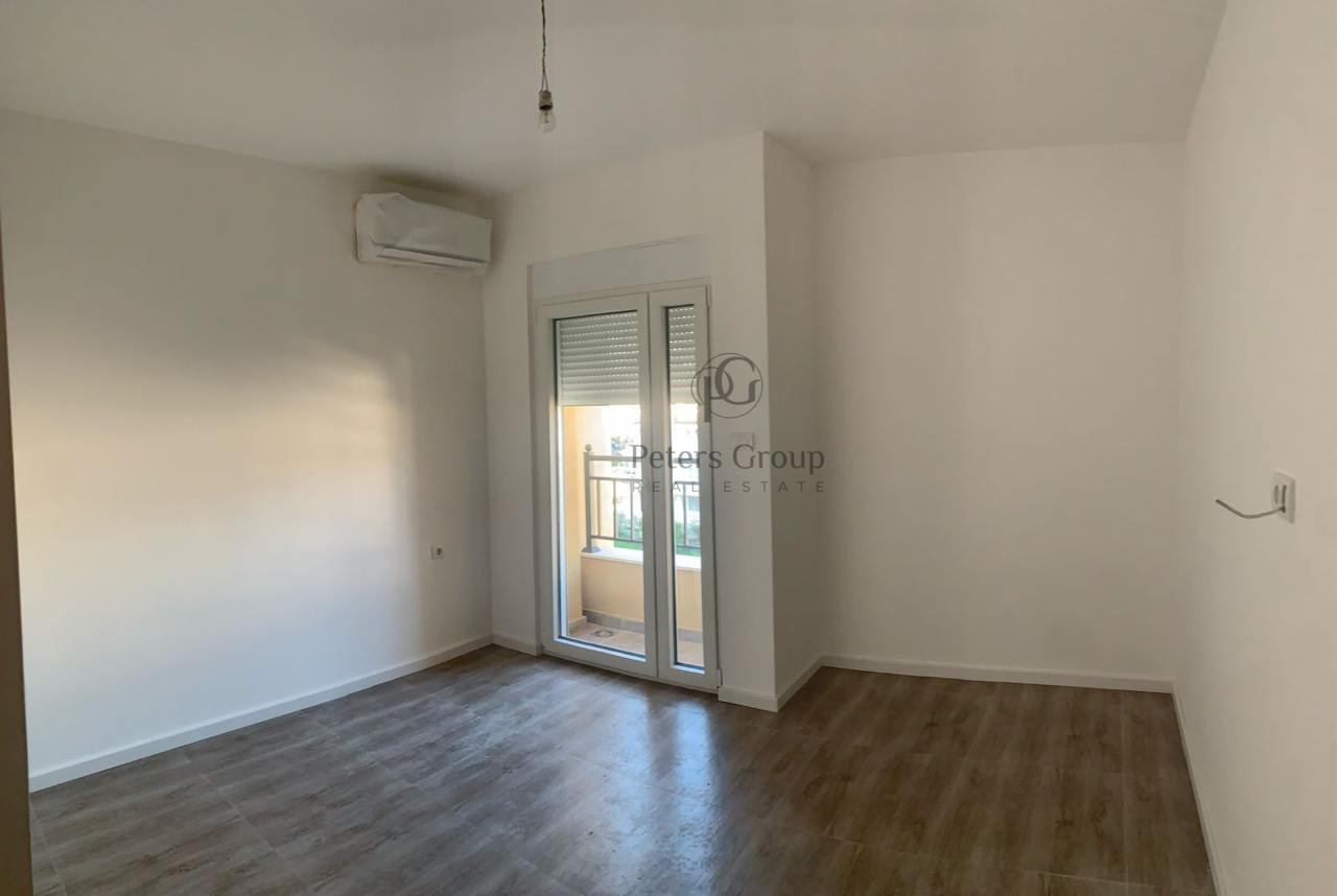 Stan sa dve spavaće sobe na prodaju u novoj zgradi blizu mora u Baru