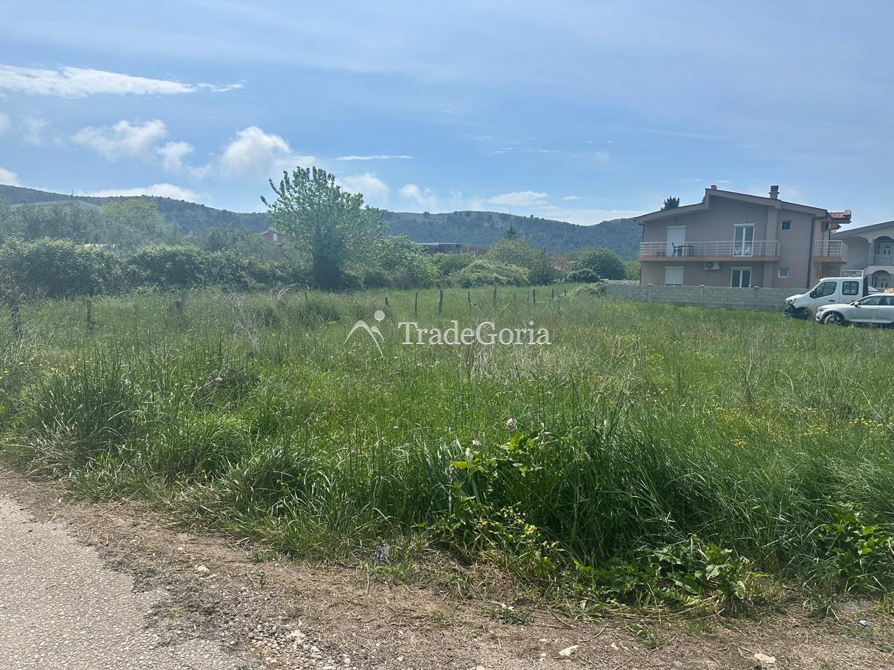 Бар, Полье. Ровный урбанизованный участок под строительство — 600 м² - 120.000 €