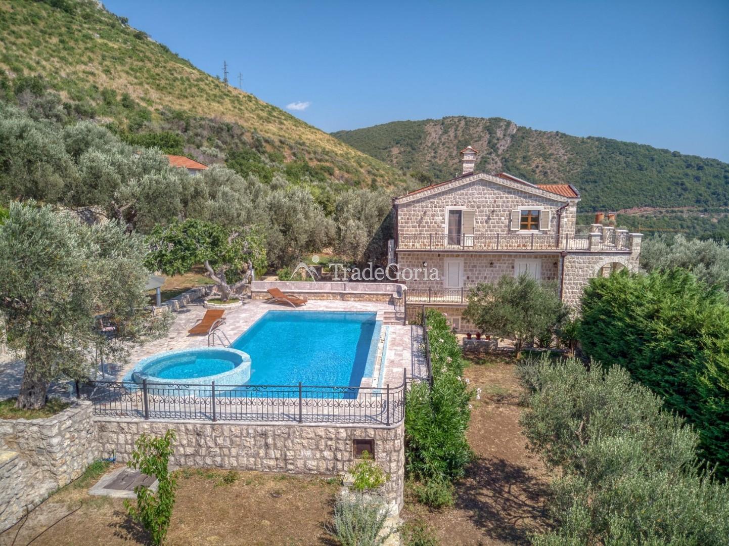 Budva, Rezevici - kamenita vila sa bazenom, na placu od 2500m2