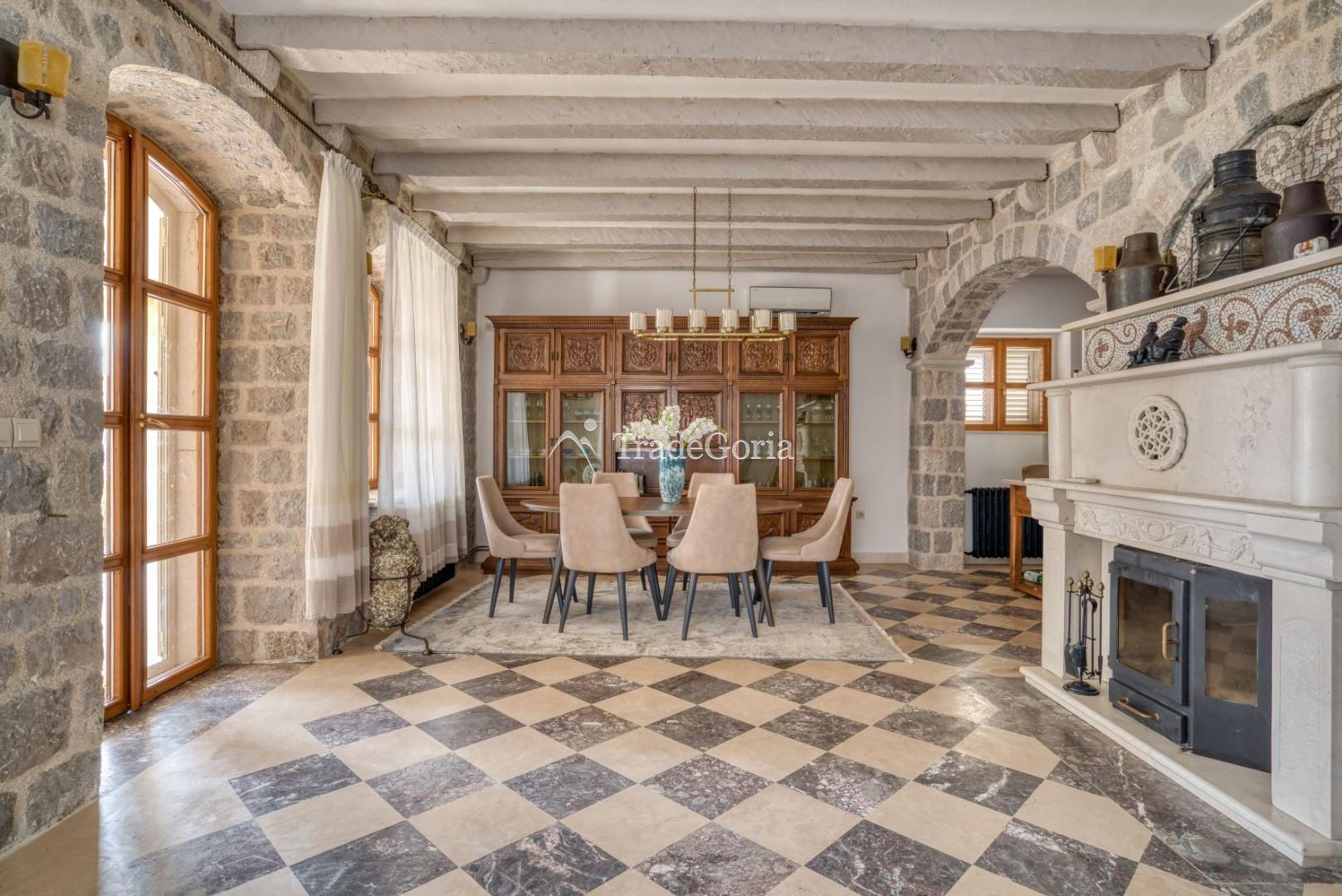 Budva, Rezevici - kamenita vila sa bazenom, na placu od 2500m2