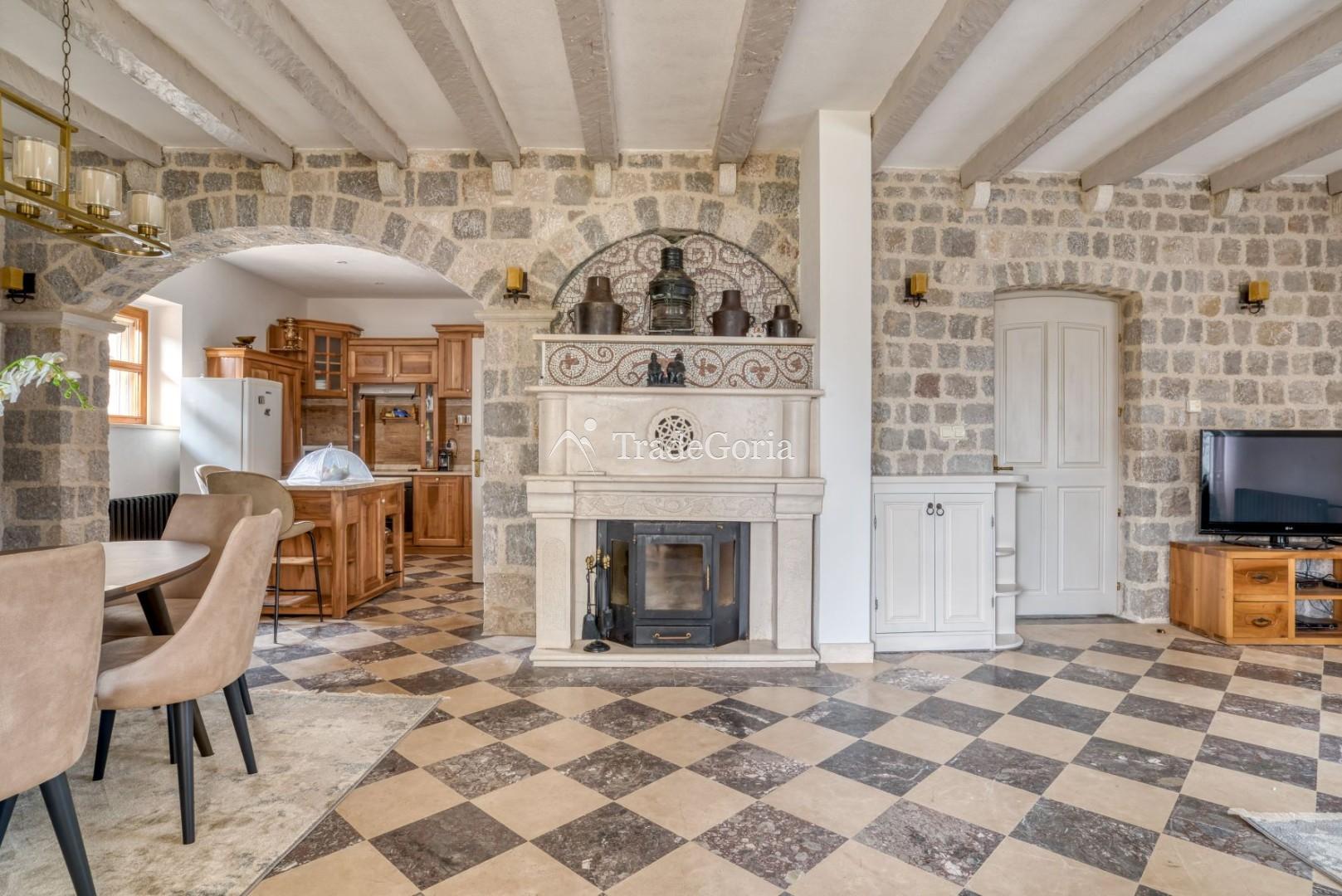 Budva, Rezevici - kamenita vila sa bazenom, na placu od 2500m2
