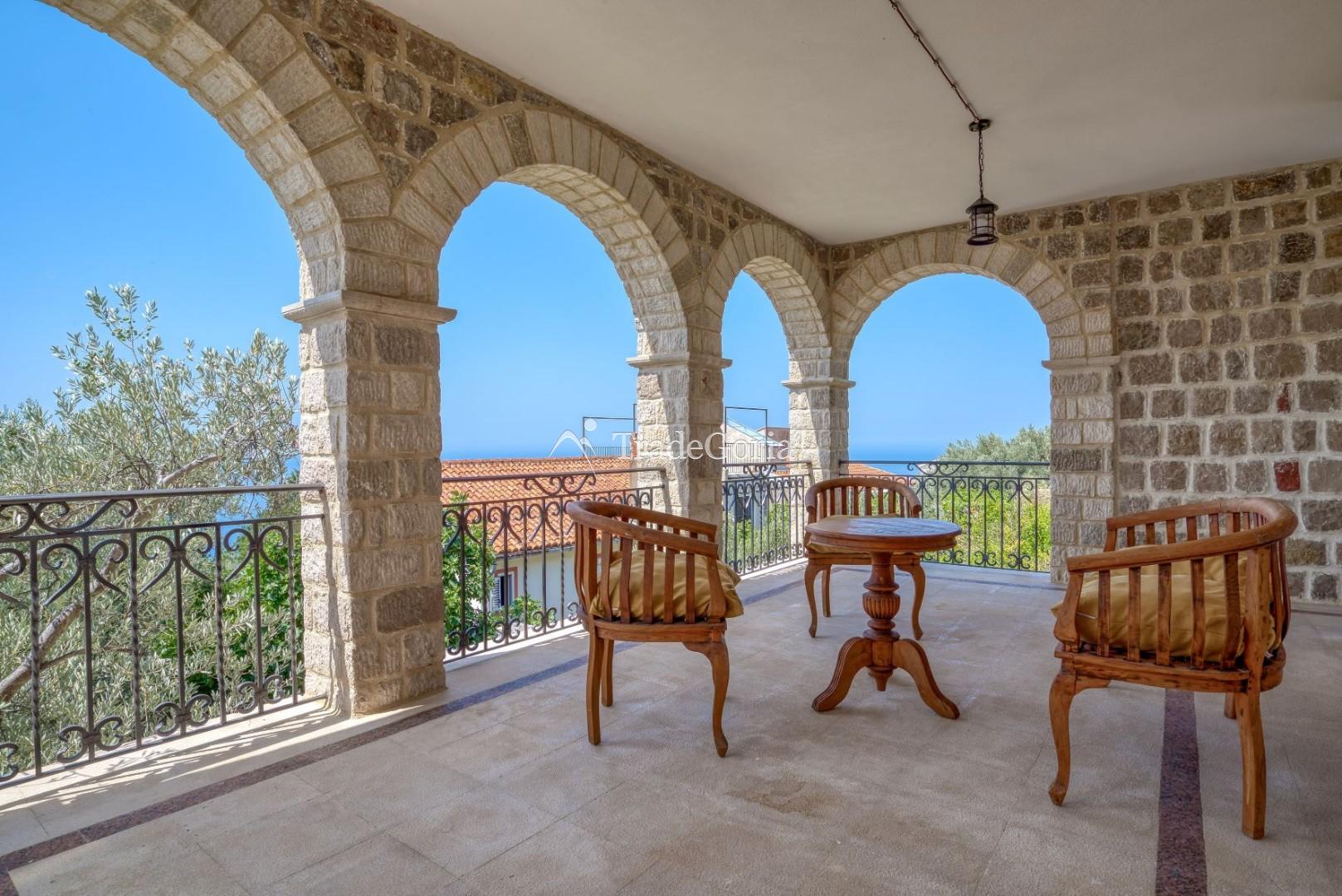 Budva, Rezevici - kamenita vila sa bazenom, na placu od 2500m2