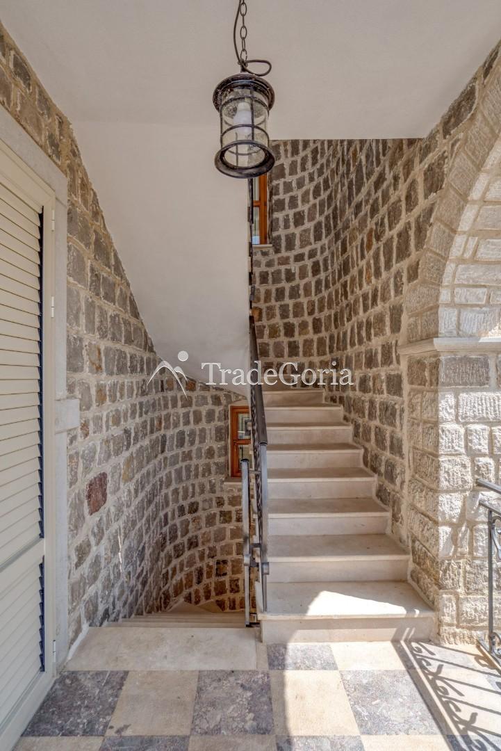 Budva, Rezevici - kamenita vila sa bazenom, na placu od 2500m2