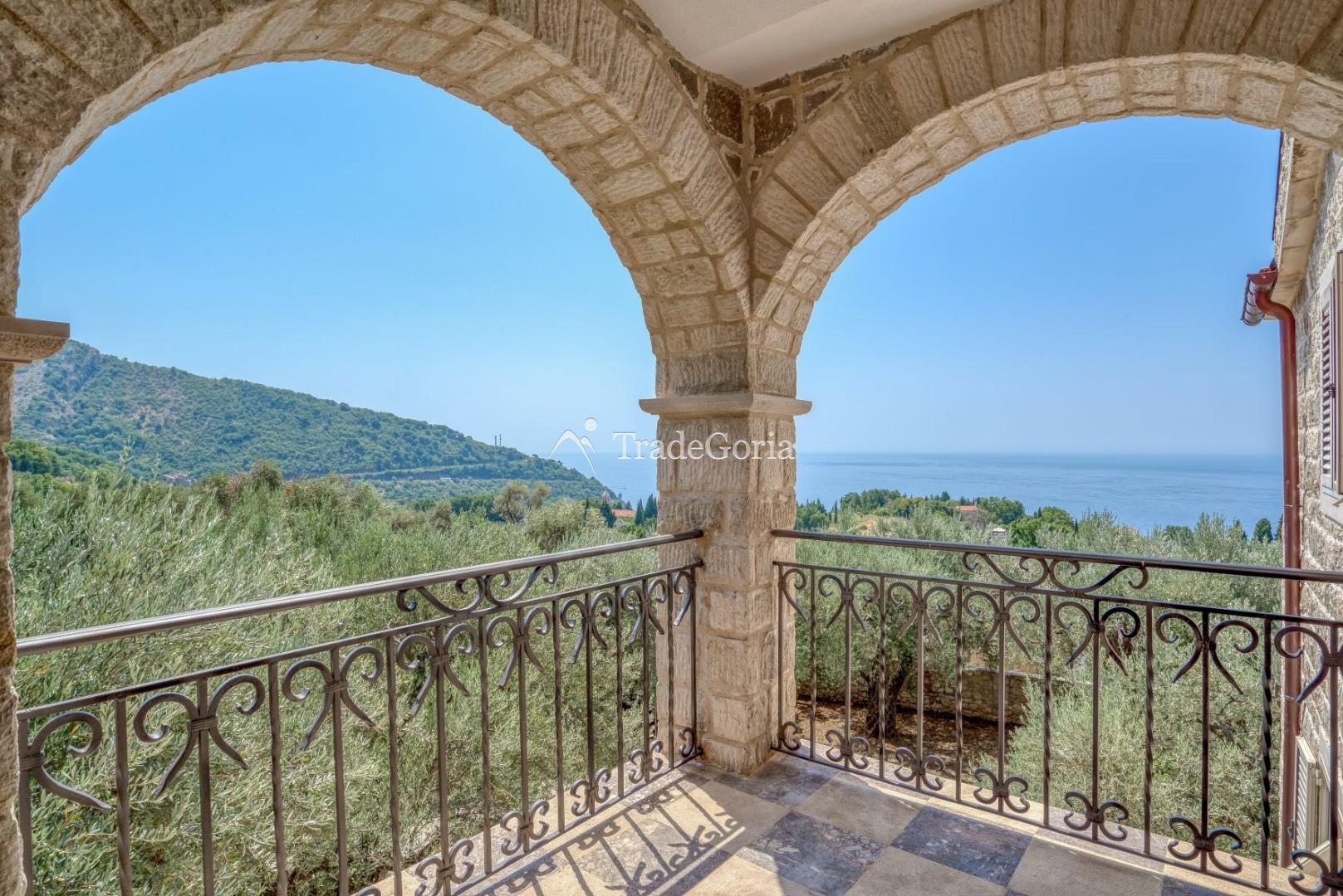 Budva, Rezevici - kamenita vila sa bazenom, na placu od 2500m2