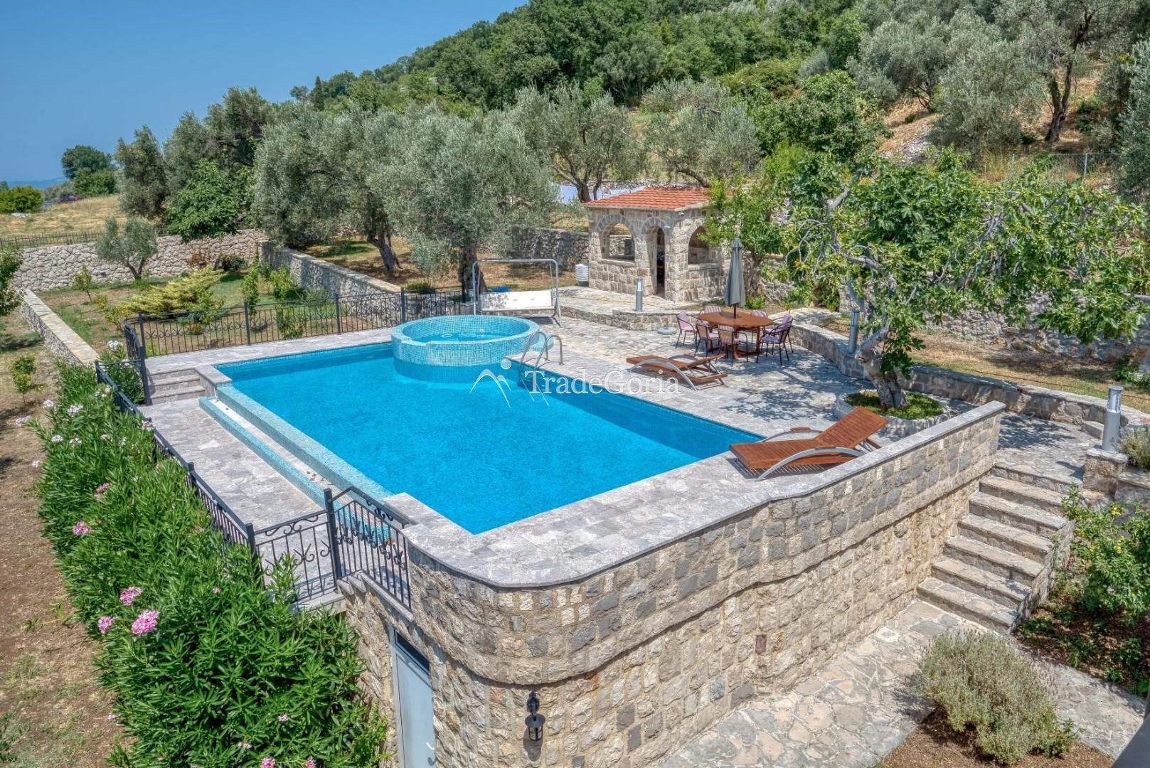 Budva, Rezevici - kamenita vila sa bazenom, na placu od 2500m2