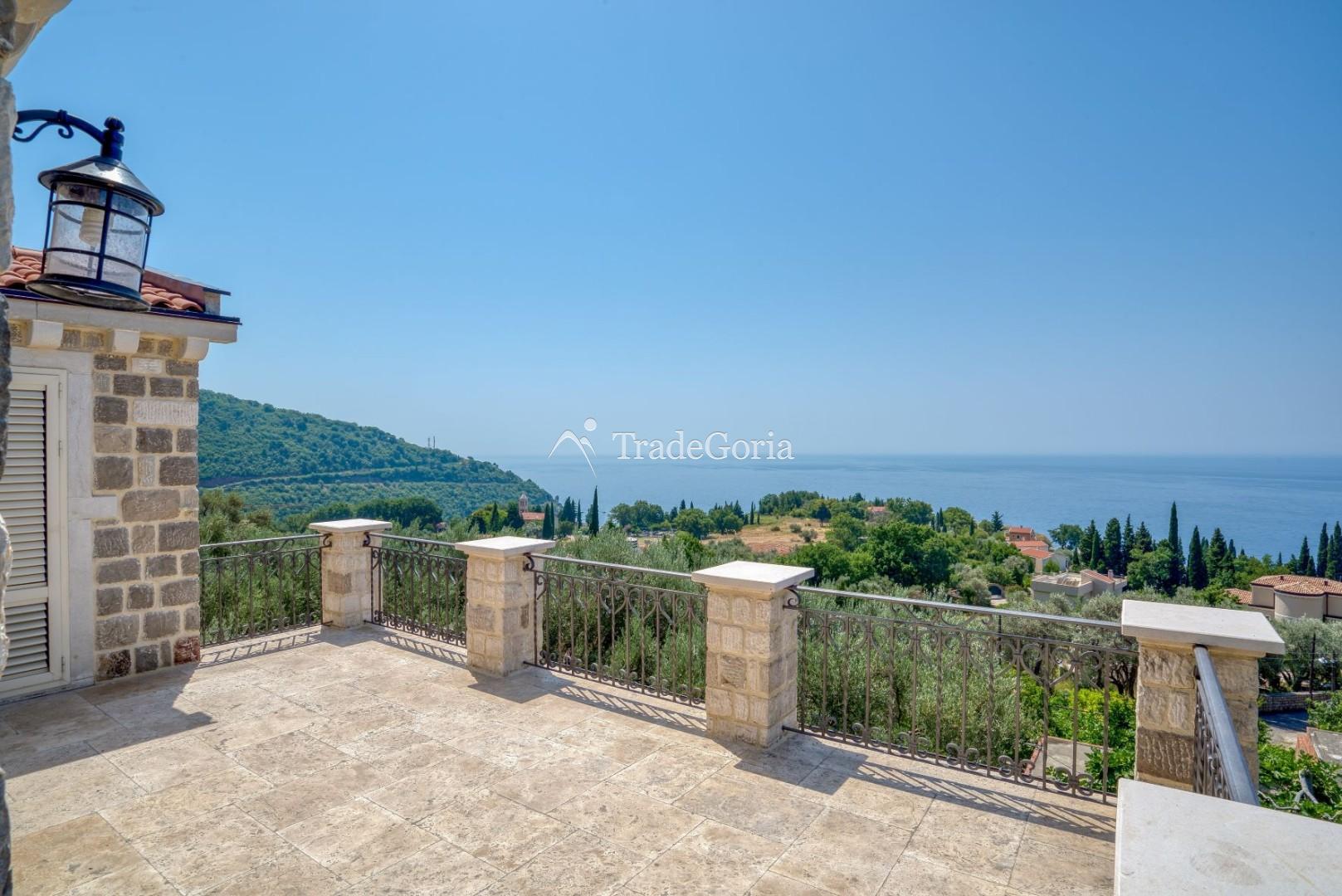 Budva, Rezevici - kamenita vila sa bazenom, na placu od 2500m2