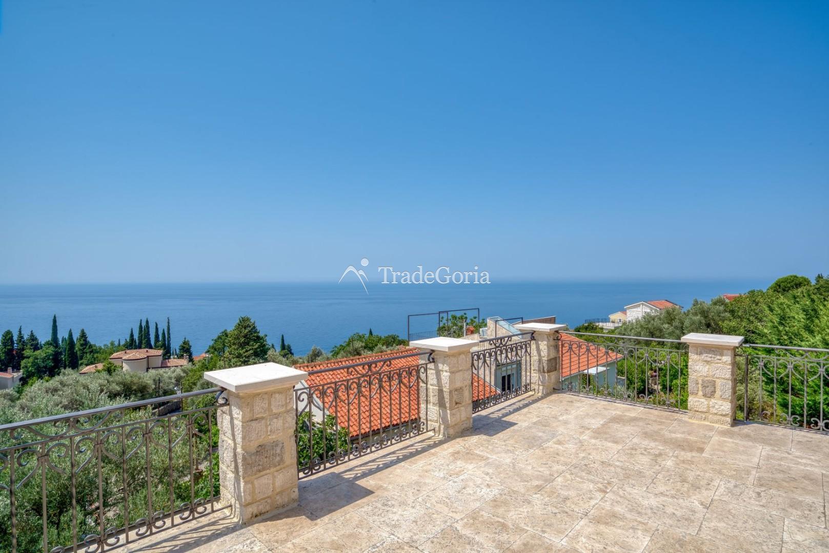 Budva, Rezevici - kamenita vila sa bazenom, na placu od 2500m2
