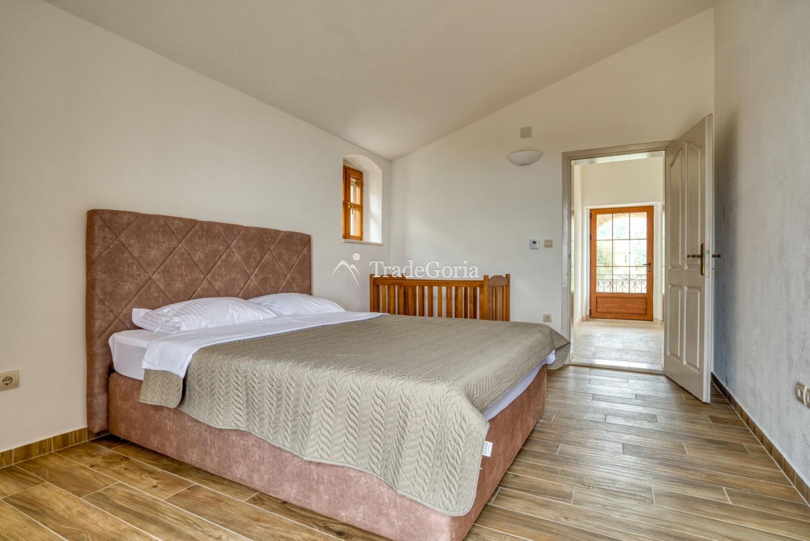 Budva, Rezevici - kamenita vila sa bazenom, na placu od 2500m2