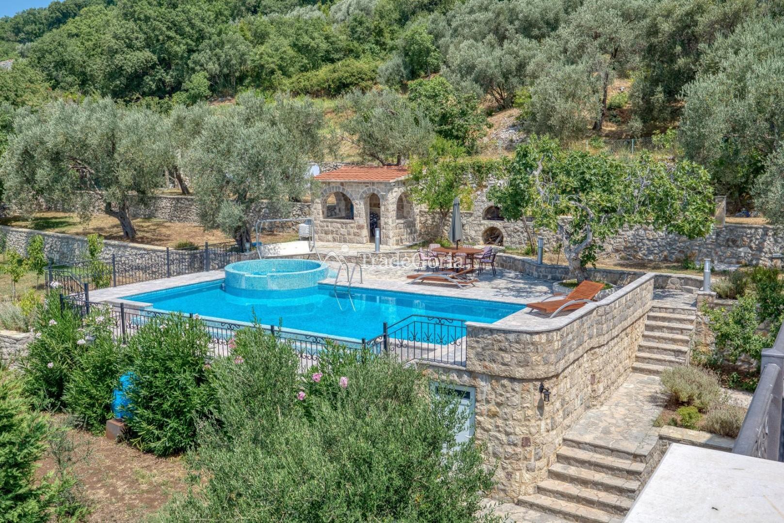 Budva, Rezevici - kamenita vila sa bazenom, na placu od 2500m2