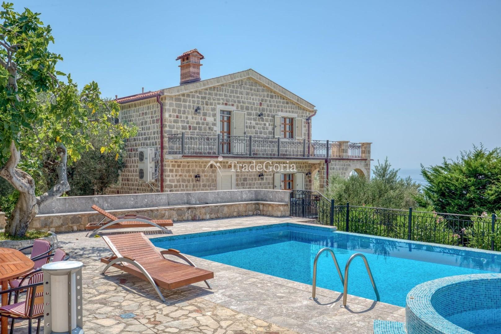 Budva, Rezevici - kamenita vila sa bazenom, na placu od 2500m2