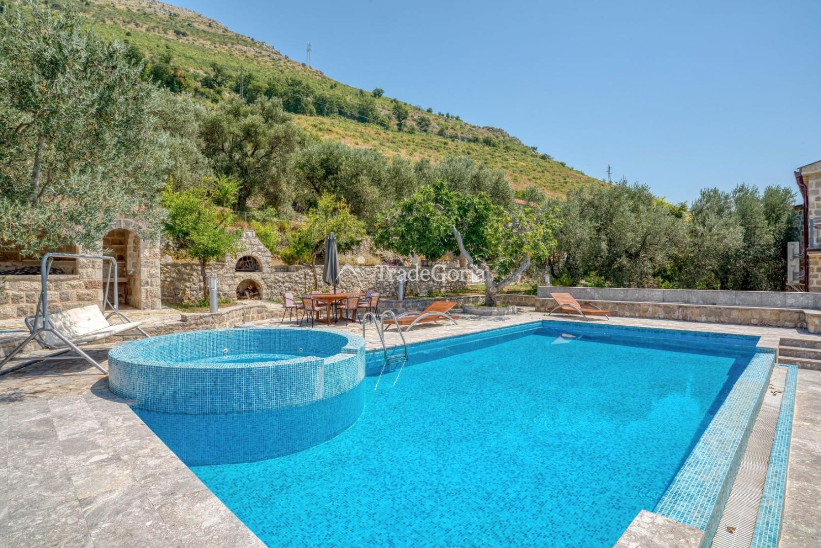Budva, Rezevici - kamenita vila sa bazenom, na placu od 2500m2