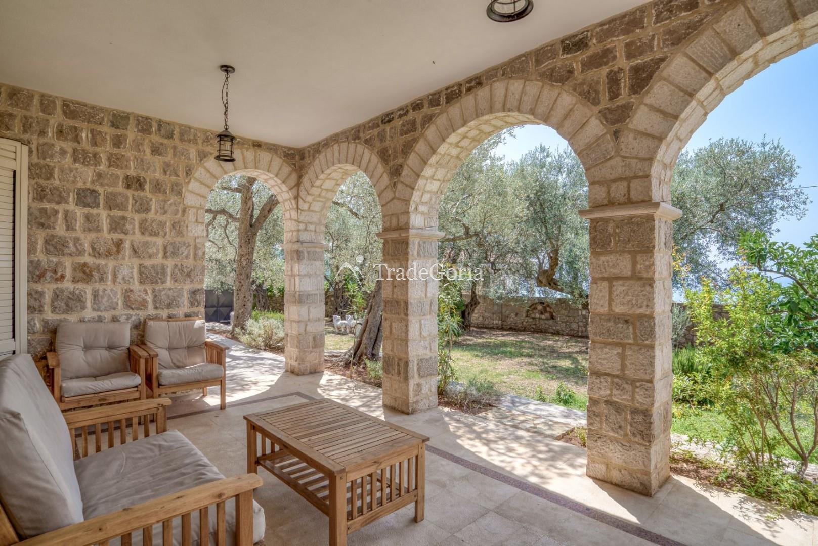 Budva, Rezevici - kamenita vila sa bazenom, na placu od 2500m2