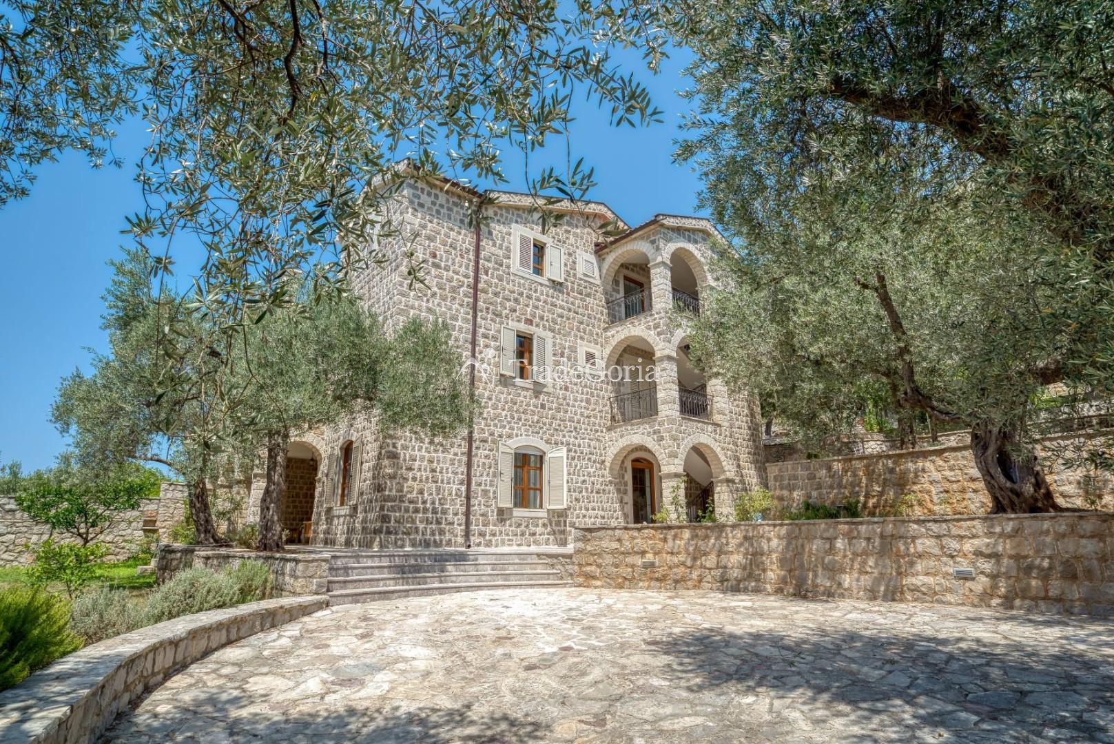 Budva, Rezevici - kamenita vila sa bazenom, na placu od 2500m2