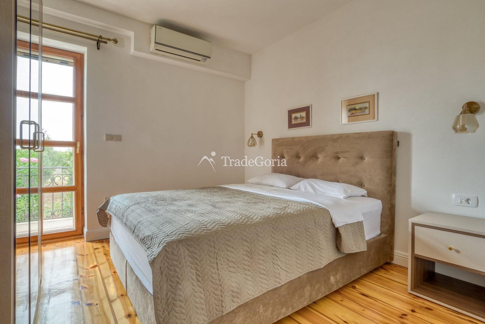Budva, Rezevici - kamenita vila sa bazenom, na placu od 2500m2