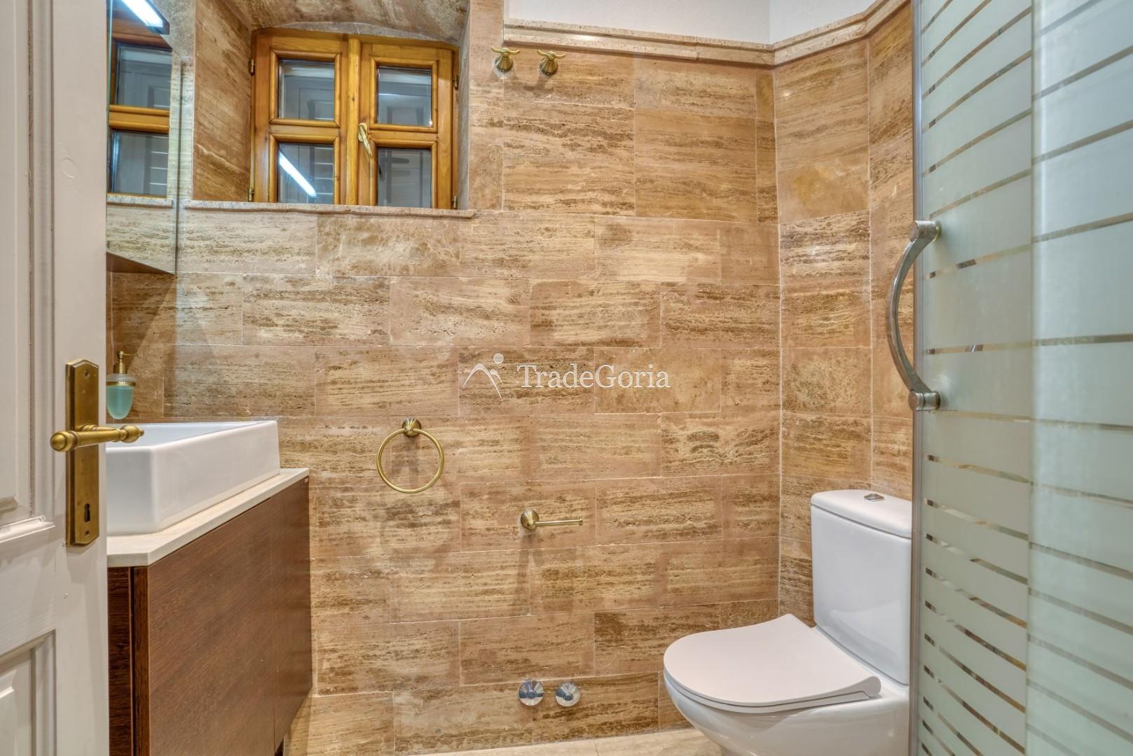 Budva, Rezevici - kamenita vila sa bazenom, na placu od 2500m2