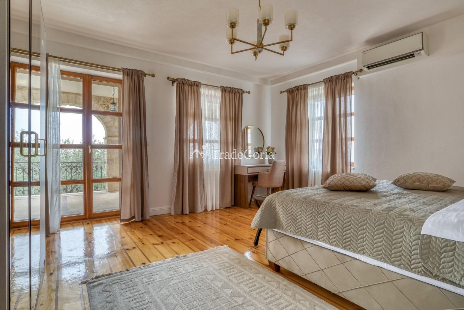 Budva, Rezevici - kamenita vila sa bazenom, na placu od 2500m2