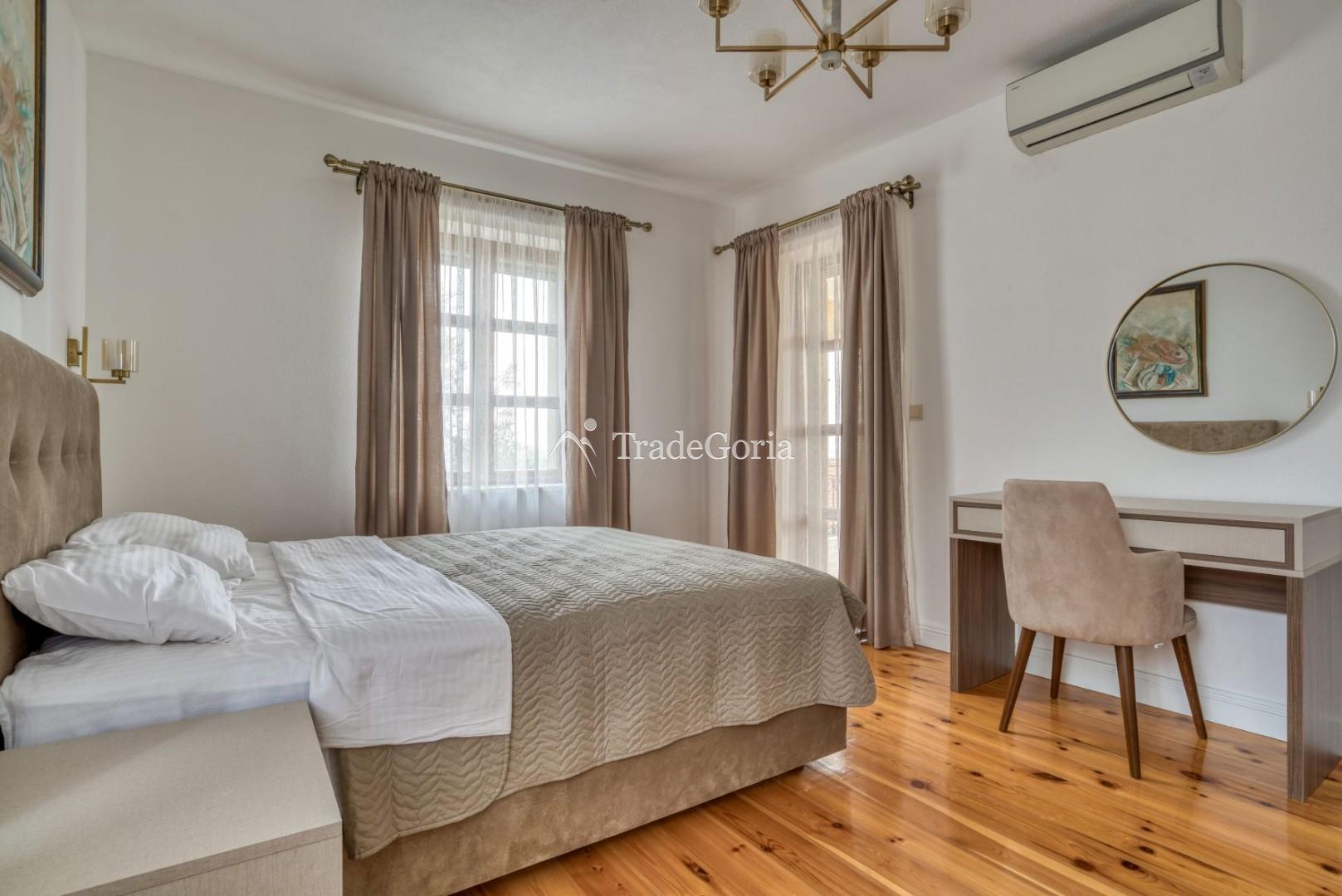 Budva, Rezevici - kamenita vila sa bazenom, na placu od 2500m2