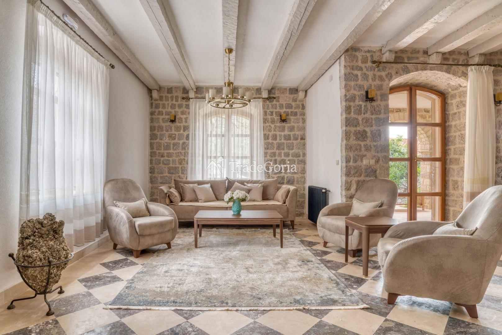 Budva, Rezevici - kamenita vila sa bazenom, na placu od 2500m2