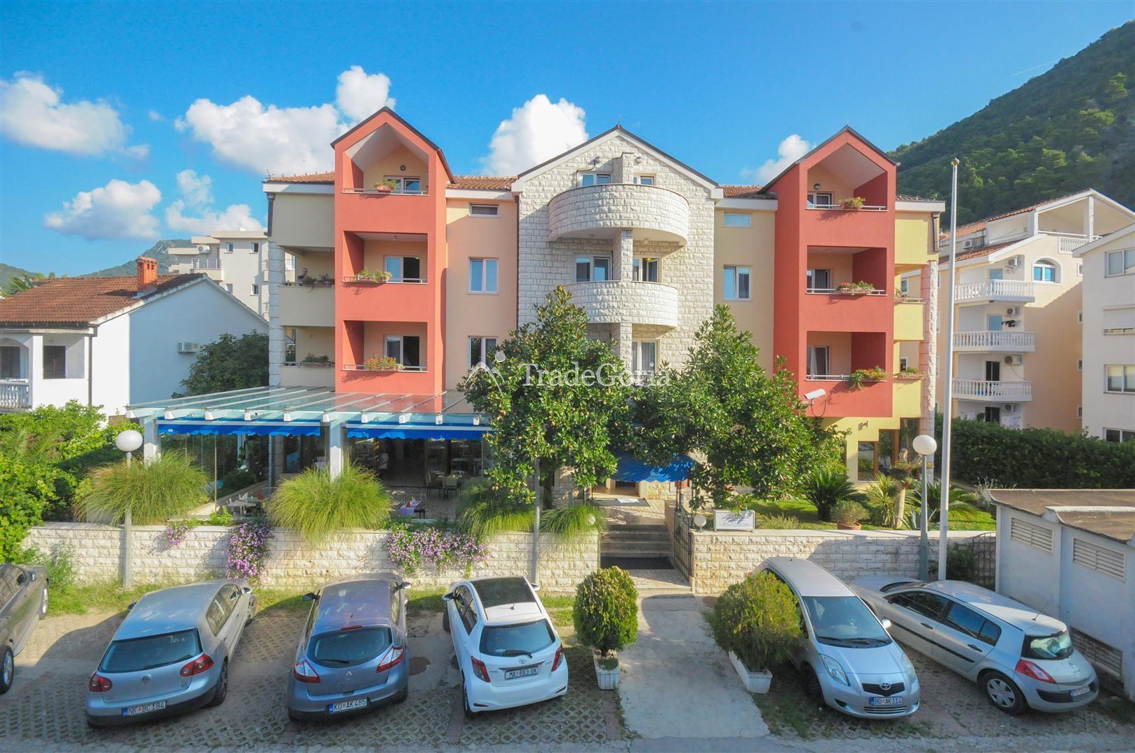 Budva, center - renowned hotel with 24 apartments and rooms