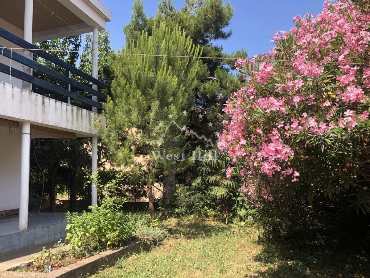 Charming house with a beautiful garden, 800m from Veliki Pijesak beach