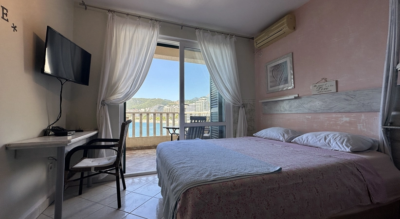 Cozy studio before the season by the sea, Rafailovici