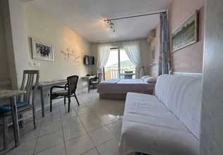 Cozy studio before the season by the sea, Rafailovici