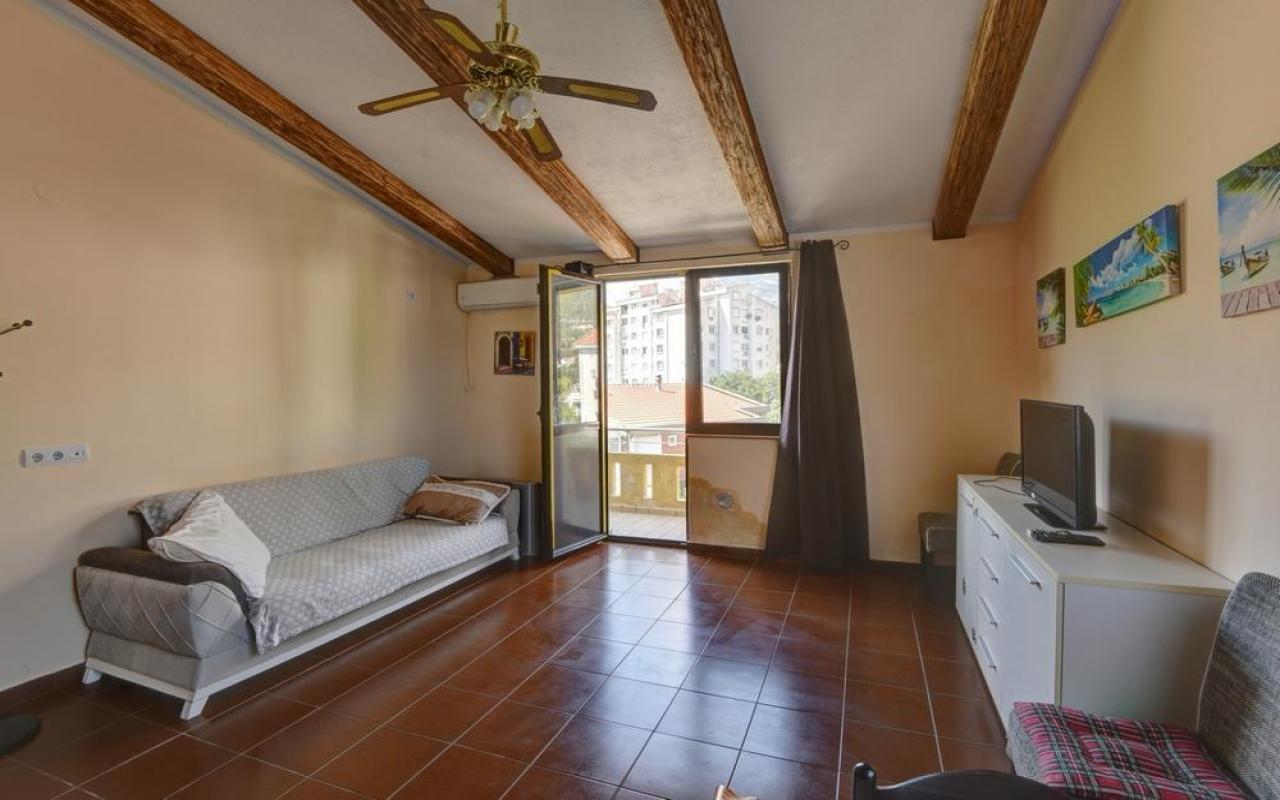Dnevni najam duplex apartmana sa 2 spavaće sobe od 65 m2 u Sutomoru